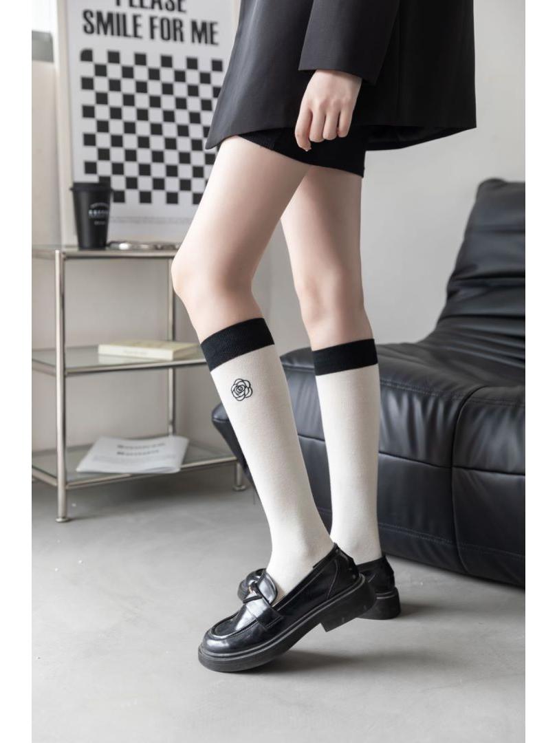 Весенние носки до колена в стиле JK «Камелия» – Черные/Белые Standard
Весенние носки до колена в стиле JK «Камелия» – Черные/Белые Standard