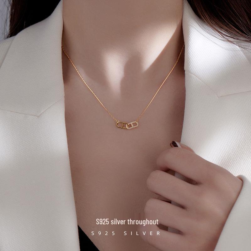 Banyan Tree S925 Silver Pig Nose Necklace: Gold-Plated, Micro Diamond, Fashionable Clavicle Chain for Women.
Banyan Tree S925 Silver Pig Nose Necklace: Gold-Plated, Micro Diamond, Fashionable Clavicle Chain for Women.