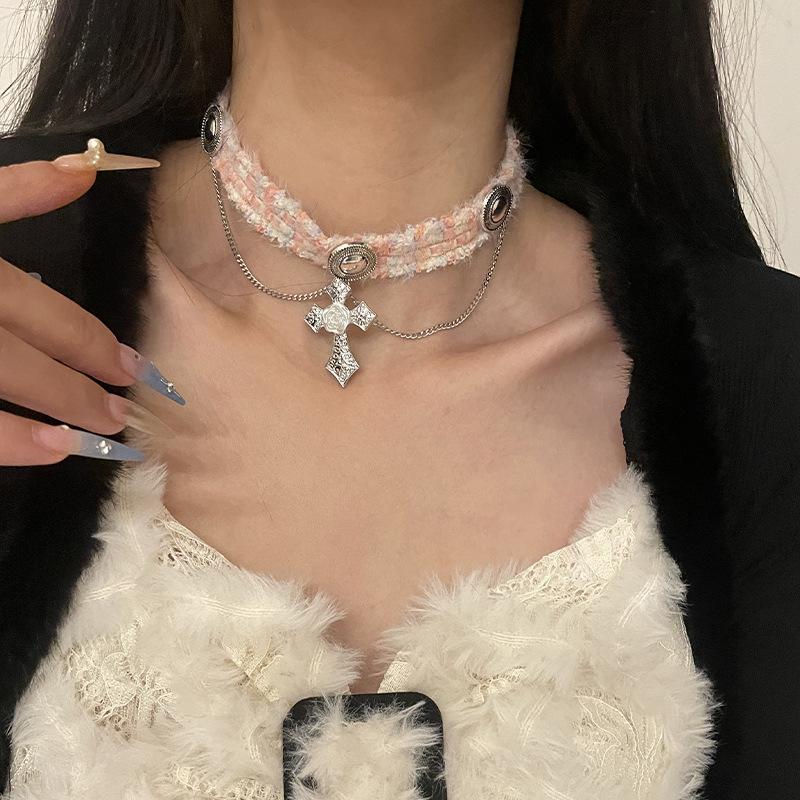 Plush choker cross necklace female niche design y2k hot girl sweet cool necklace
Plush choker cross necklace female niche design y2k hot girl sweet cool necklace