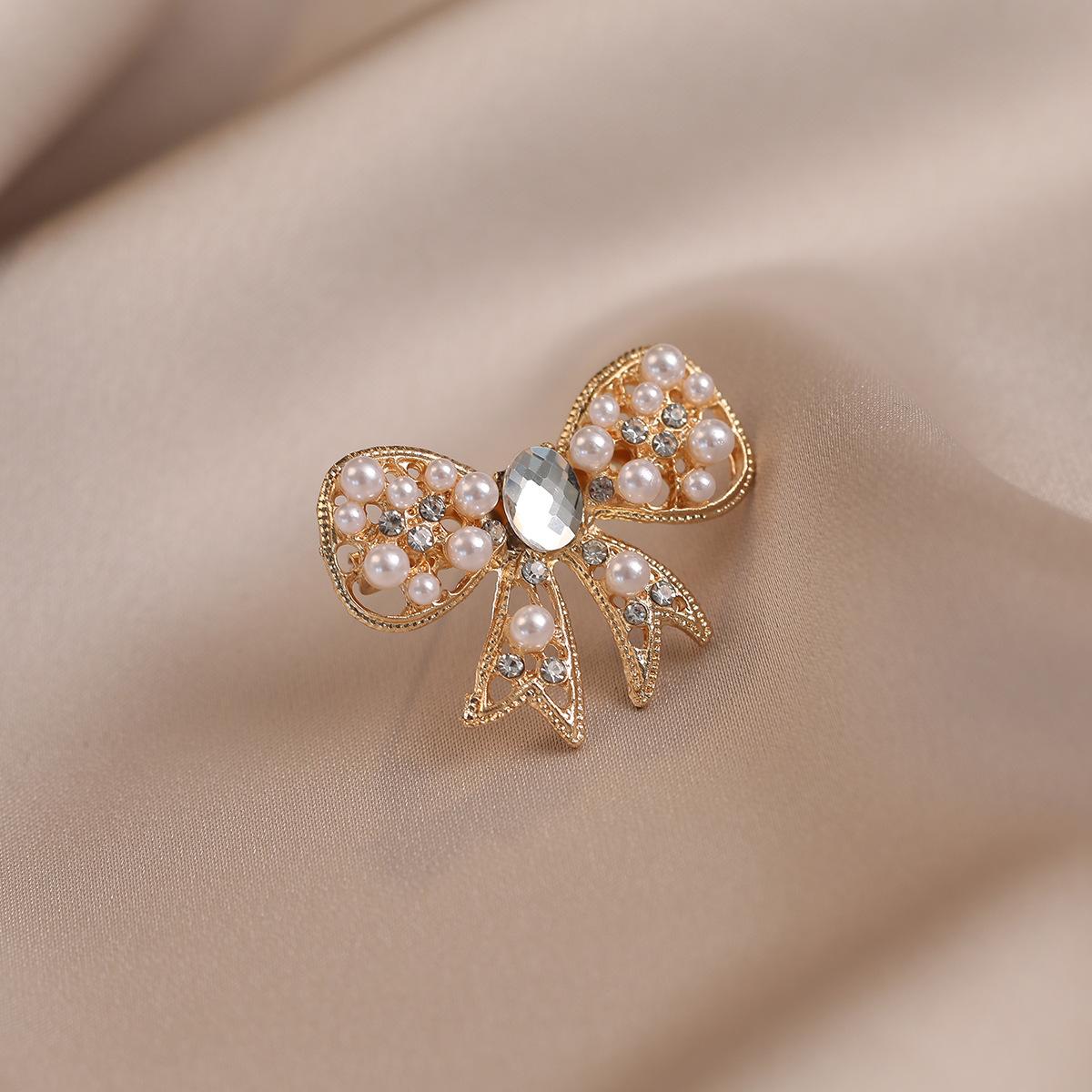 Bow anti-light brooch, high-end sense of light luxury, high-end women s pearl anti-light buckle collar brooch accessories
Bow anti-light brooch, high-end sense of light luxury, high-end women s pearl anti-light buckle collar brooch accessories