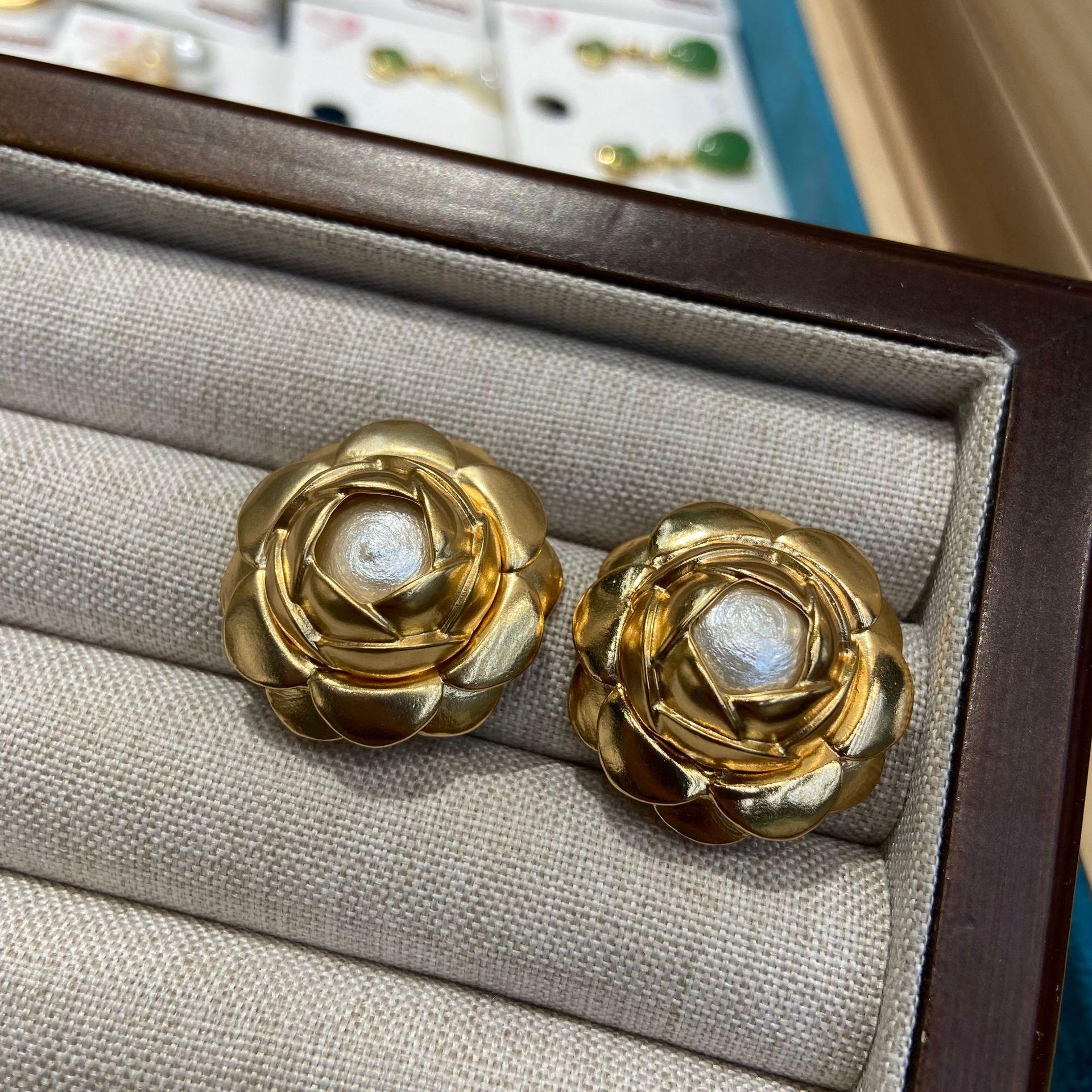 Plated Real Gold Retro Old Imitation Cotton Stud Earrings Ear Jewelry Medieval Jewelry Needle Necklace Rose
Plated Real Gold Retro Old Imitation Cotton Stud Earrings Ear Jewelry Medieval Jewelry Needle Necklace Rose