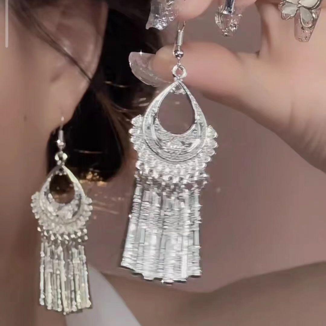 Imitation silver Miao earrings Bohemian long leaf tassel, ethnic minority tourist attractions earrings
Imitation silver Miao earrings Bohemian long leaf tassel, ethnic minority tourist attractions earrings