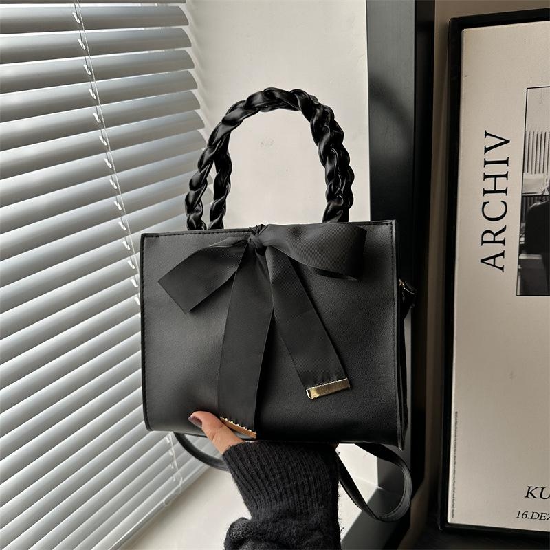 Queen handbag silk scarf shoulder bag women s bag new trendy fashion messenger bag Muse temperament handbag чорний
Queen handbag silk scarf shoulder bag women s bag new trendy fashion messenger bag Muse temperament handbag чорний