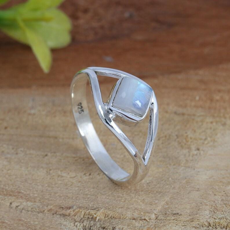 Кольцо с драгоценным камнем Rainbow Moonstone, кольцо из стерлингового серебра 925 пробы, дизайнерское кольцо, кольцо с камнем рождения 6
Кольцо с драгоценным камнем Rainbow Moonstone, кольцо из стерлингового серебра 925 пробы, дизайнерское кольцо, кольцо с камнем рождения 6