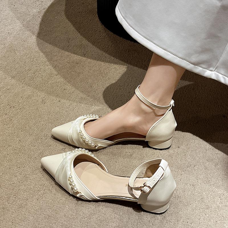 Baotou sandals women s summer new thick heel pointed hollow fashion versatile skirt single shoes 39
Baotou sandals women s summer new thick heel pointed hollow fashion versatile skirt single shoes 39