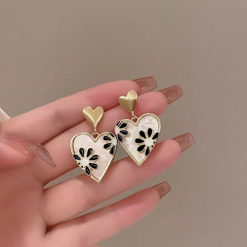 Exquisite Heart Shape Daisy Stud Earrings For Women Shiny Zircon Sweet Flower Long Tassel Earring Girl Party Wedding Zircon
Exquisite Heart Shape Daisy Stud Earrings For Women Shiny Zircon Sweet Flower Long Tassel Earring Girl Party Wedding Zircon