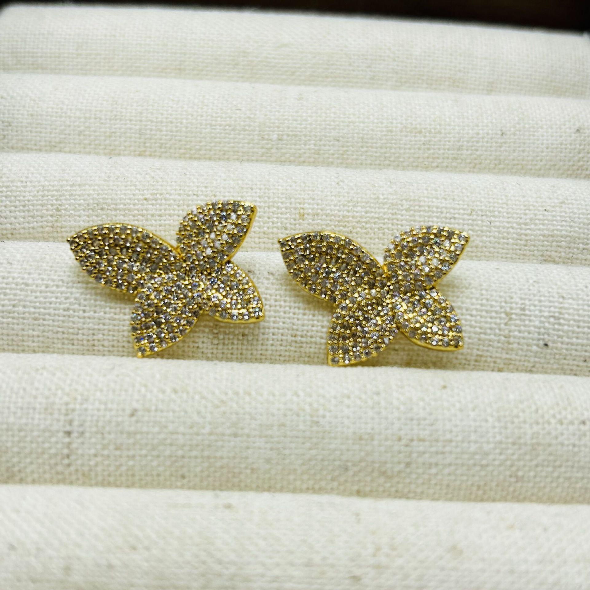 S925 Silver Needle Zircon Butterfly Flower Stud Earrings: Elegant and Luxurious золотой
S925 Silver Needle Zircon Butterfly Flower Stud Earrings: Elegant and Luxurious золотой