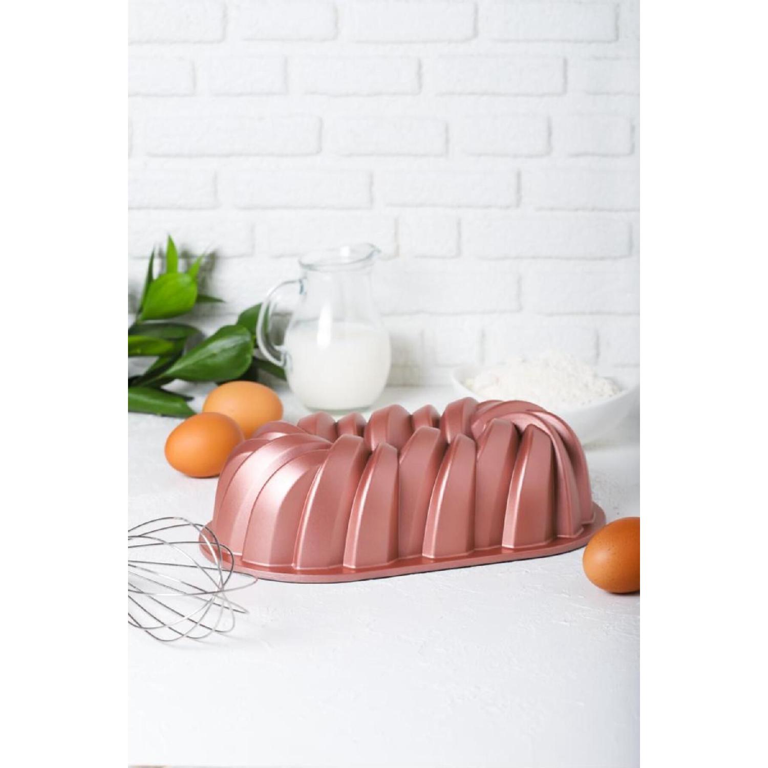 Спіральна лита форма для торта Baton рожевий колір золота 
Спіральна лита форма для торта Baton рожевий колір золота