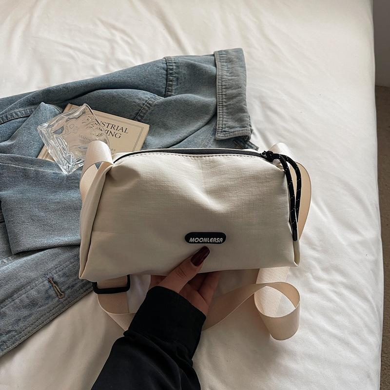 Сумка кроссбоди нишевый дизайн сумка-подушка простая повседневная мужская сумка женская сумка 2025 новая мода весенний тренд сумка на плечо белый
Сумка кроссбоди нишевый дизайн сумка-подушка простая повседневная мужская сумка женская сумка 2025 новая мода весенний тренд сумка на плечо белый