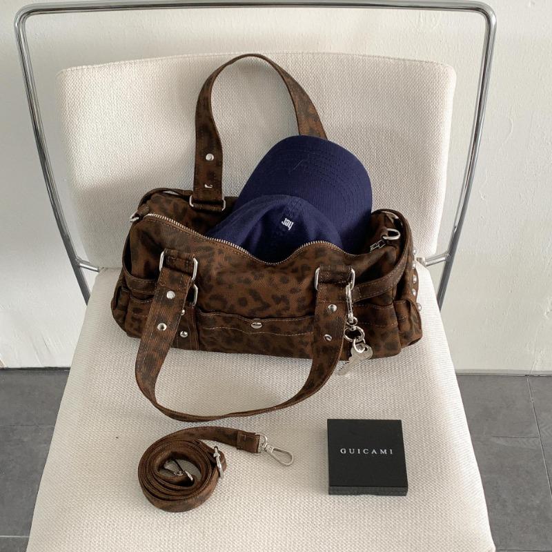 New retro leopard print bag, locomotive rivets, niche underarm bag, trendy fashion, single shoulder messenger bag, women
New retro leopard print bag, locomotive rivets, niche underarm bag, trendy fashion, single shoulder messenger bag, women