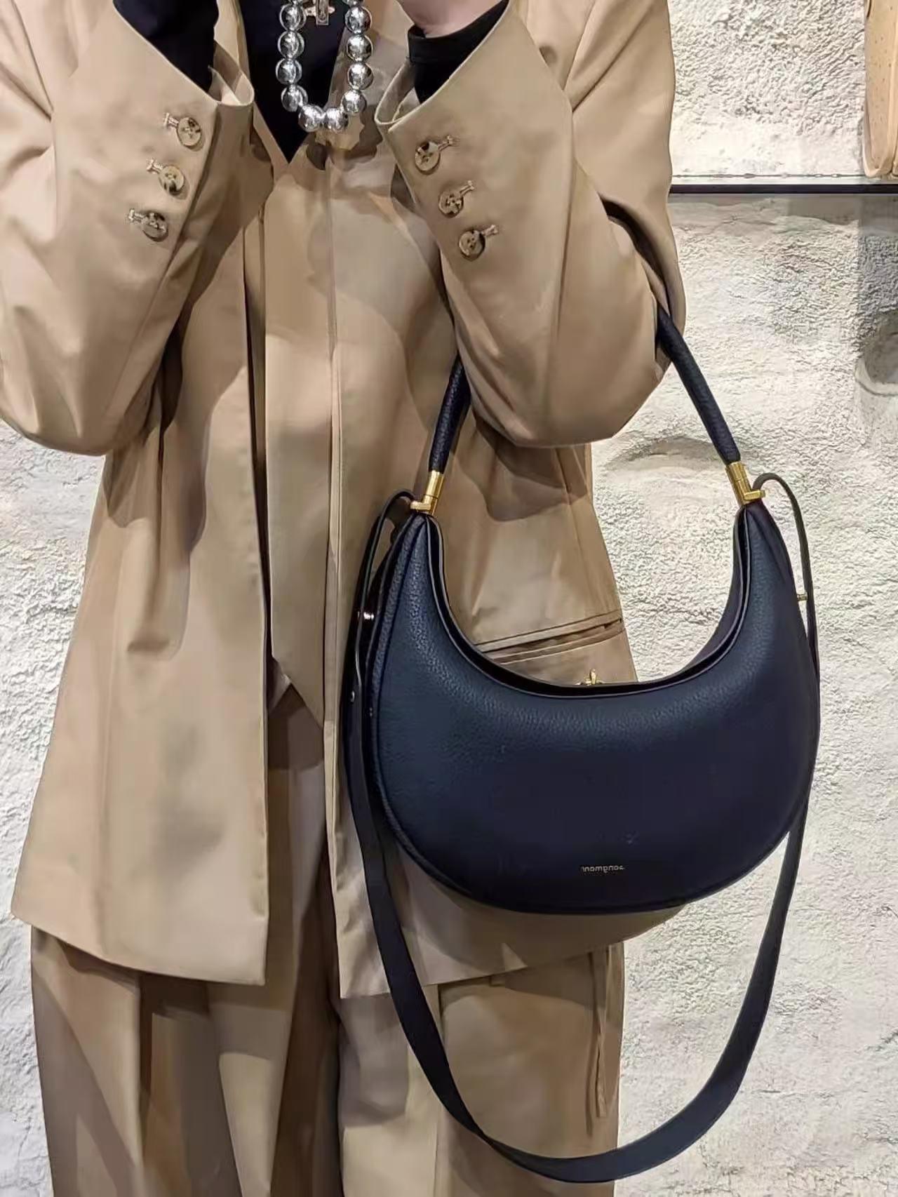 2025 Spring Versatile Crescent Bag: Women s High-End Light Luxury Shoulder Bag 26cm x 7cm x 23cm
2025 Spring Versatile Crescent Bag: Women s High-End Light Luxury Shoulder Bag 26cm x 7cm x 23cm