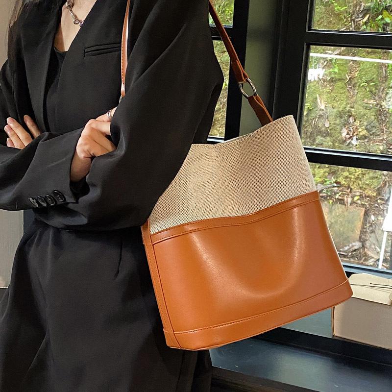 2025 New Fashion Women Patchwork Bucket Bag Fashionable Commuter Underarm Single Shoulder Bag Korean Version Casual Handbags
2025 New Fashion Women Patchwork Bucket Bag Fashionable Commuter Underarm Single Shoulder Bag Korean Version Casual Handbags
