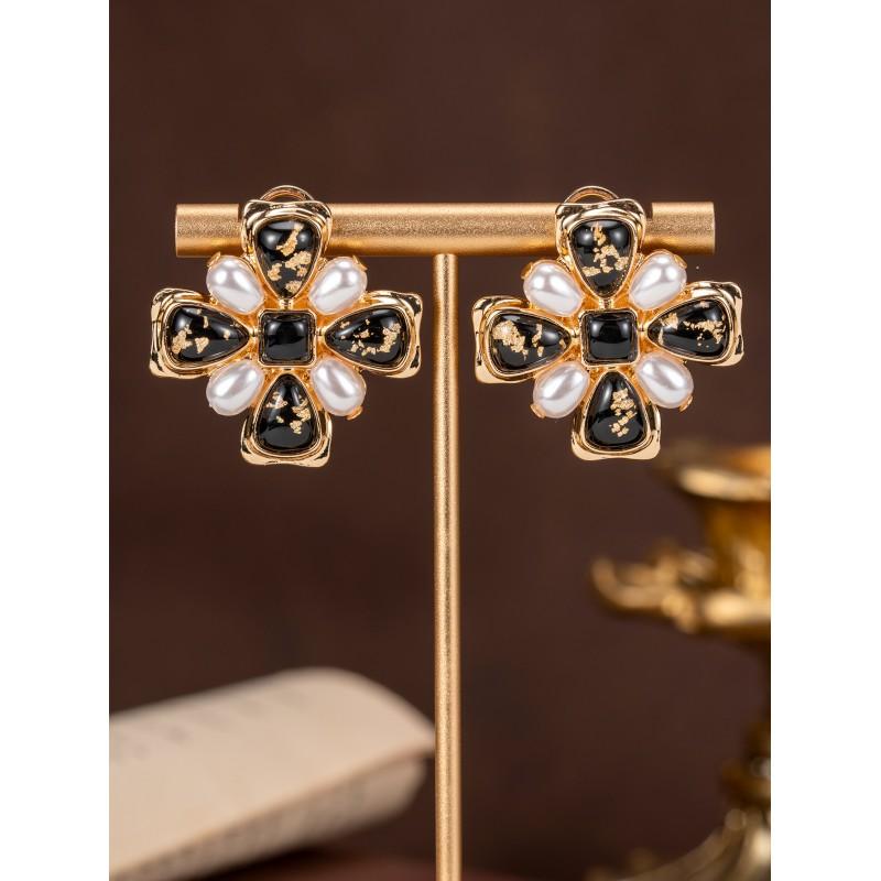 Vintage Pearl Inlaid Gold Clover Earrings With Palace Style Temperament Women
Vintage Pearl Inlaid Gold Clover Earrings With Palace Style Temperament Women