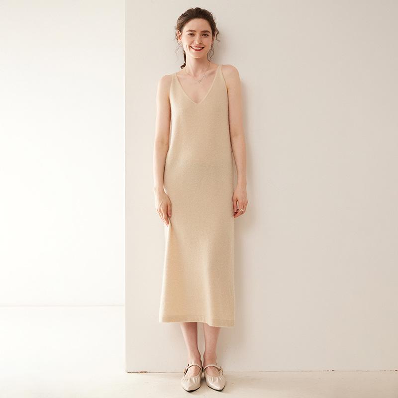 Elegant Korean-Style Knitted Cashmere Dress - Strappy, Slimming, and Luxurious Fashion Staple M
Elegant Korean-Style Knitted Cashmere Dress - Strappy, Slimming, and Luxurious Fashion Staple M