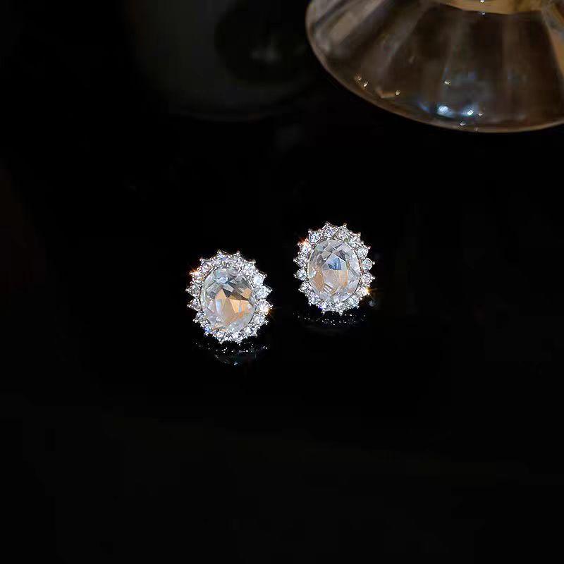 Zircon Super Flash Stud Earrings Round Pigeon Egg Light Luxury Niche Design High-End Earrings Full Of Diamond Earrings Women
Zircon Super Flash Stud Earrings Round Pigeon Egg Light Luxury Niche Design High-End Earrings Full Of Diamond Earrings Women