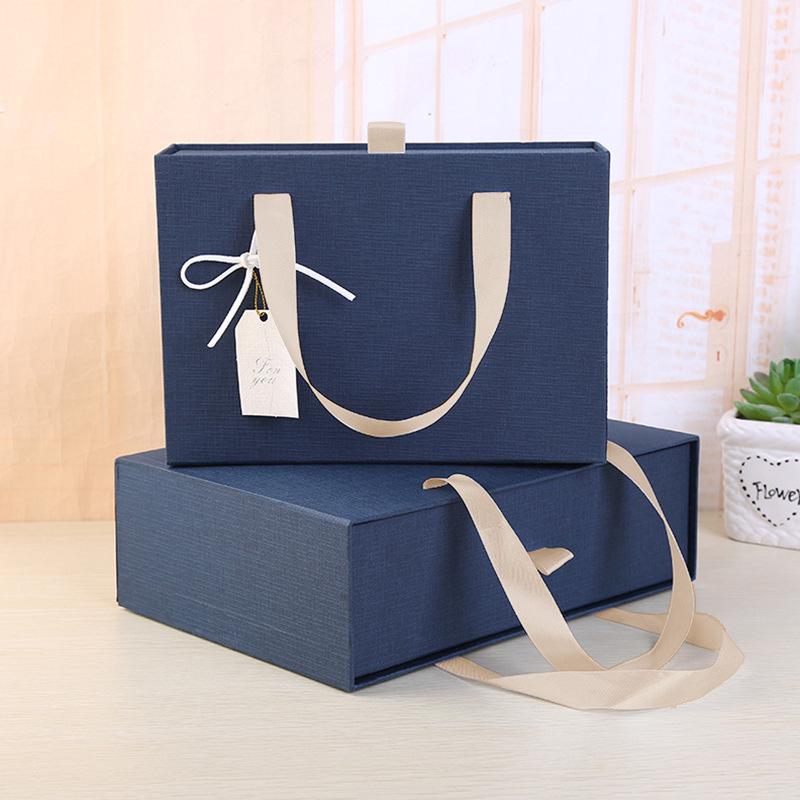 Men s Fashionable Gift Box: Scarf & Wallet, Large 24x17x7cm
Men s Fashionable Gift Box: Scarf & Wallet, Large 24x17x7cm
