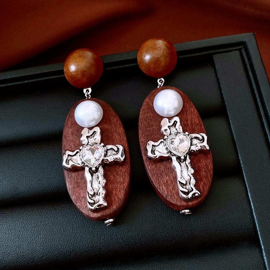 Средневековые деревянные серьги-крестики овальной формы с жемчугом, винтажные дизайнерские серьги, французские винтажные премиум-серьги
Средневековые деревянные серьги-крестики овальной формы с жемчугом, винтажные дизайнерские серьги, французские винтажные премиум-серьги