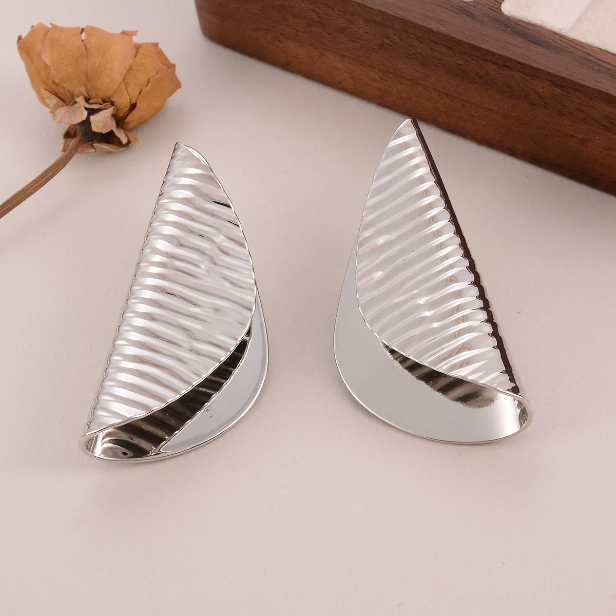 Sweet and cool minimalist style plain gold geometric line texture ins hot-selling light luxury premium stud earrings
Sweet and cool minimalist style plain gold geometric line texture ins hot-selling light luxury premium stud earrings
