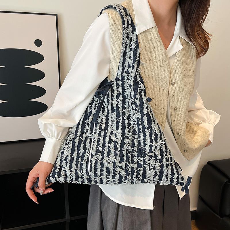 Casual denim bag literary niche underarm bag women s new large-capacity shoulder underarm bag shopping bag bag темно-синього кольору
Casual denim bag literary niche underarm bag women s new large-capacity shoulder underarm bag shopping bag bag темно-синього кольору