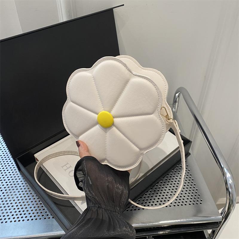 Unique niche bag women s 2025 new summer versatile messenger bag going out for a walk portable small bag flower bag білий
Unique niche bag women s 2025 new summer versatile messenger bag going out for a walk portable small bag flower bag білий