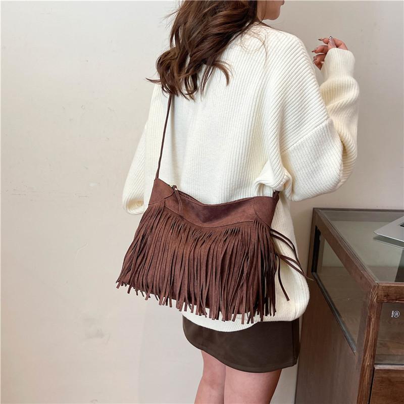 Tassel large-capacity bag women s new autumn and winter new women s bag retro popular women s shoulder bag simple messenger bag чёрный
Tassel large-capacity bag women s new autumn and winter new women s bag retro popular women s shoulder bag simple messenger bag чёрный