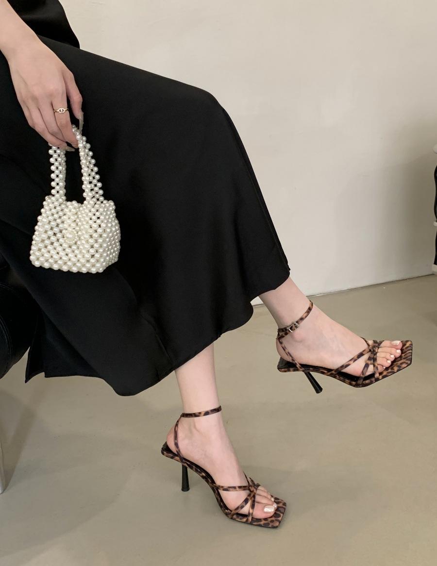 Tuberose purple! Temperament satin square head open-toed one-word with stiletto sandals women s summer high-heeled sandals 39 цветной печати леопарда
Tuberose purple! Temperament satin square head open-toed one-word with stiletto sandals women s summer high-heeled sandals 39 цветной печати леопарда