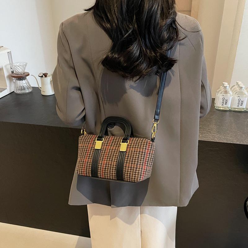 2025 plaid bowling bag women s high-end sense niche underarm chain bag exquisite portable messenger bag 25*10*13 коричневий
2025 plaid bowling bag women s high-end sense niche underarm chain bag exquisite portable messenger bag 25*10*13 коричневий