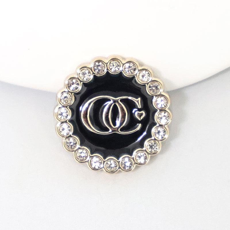 Пластиковые пуговицы для пальто Женские пуговицы для костюма Гальванизированные Пуговицы с бриллиантами Пуговицы для манжет костюма Пуговицы для кардигана Высококачественные пуговицы CC16 Love OG Black Gold 34L = 21.5 MM
Пластиковые пуговицы для пальто Женские пуговицы для костюма Гальванизированные Пуговицы с бриллиантами Пуговицы для манжет костюма Пуговицы для кардигана Высококачественные пуговицы CC16 Love OG Black Gold 34L = 21.5 MM