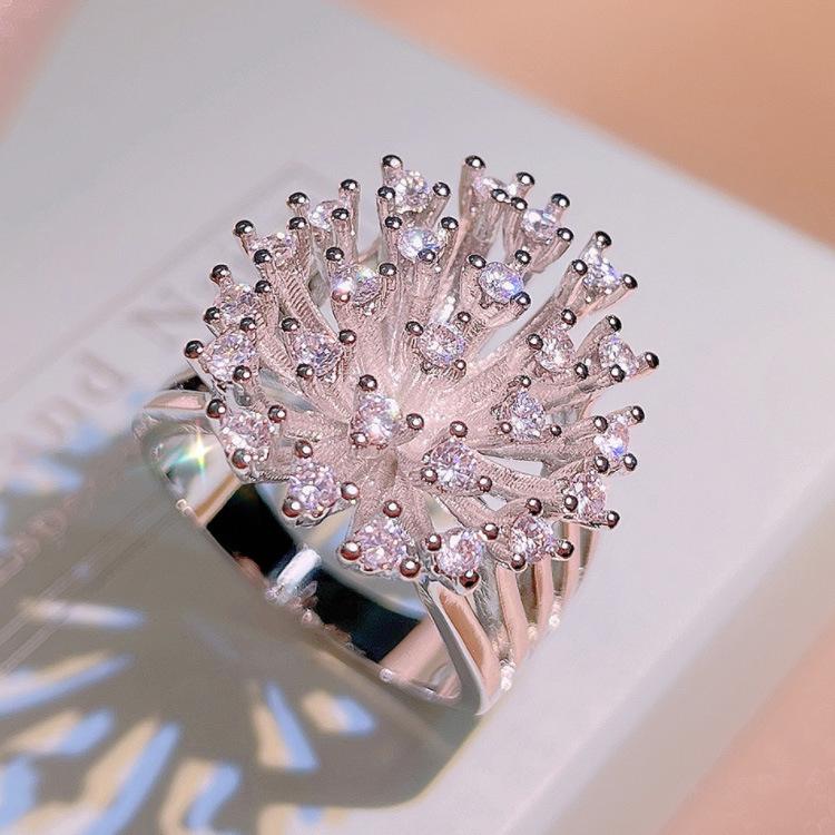 Южнокорейский новый нишевый дизайн, легкое, роскошное, супер сверкающее кольцо с вырезанным цирконием в виде снежинки, женское, простое, подходящее к любому образу ювелирное изделие, женское No. 9
Южнокорейский новый нишевый дизайн, легкое, роскошное, супер сверкающее кольцо с вырезанным цирконием в виде снежинки, женское, простое, подходящее к любому образу ювелирное изделие, женское No. 9