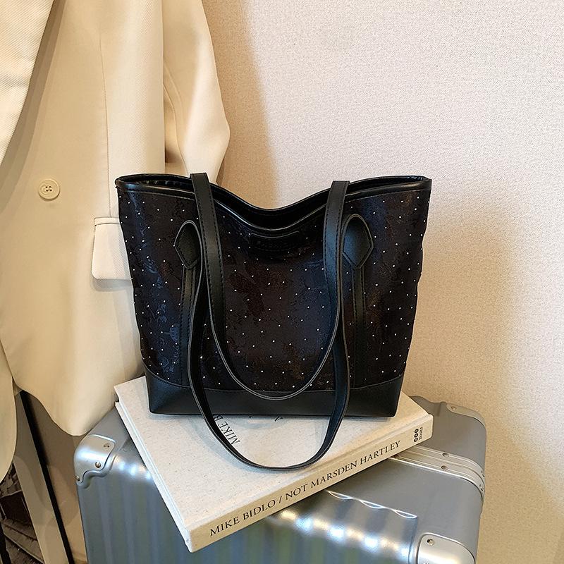 Luxury Butterfly Dot Ladies Shoulder Bags Large Capacity Portable Women s Pu Leather Underarm Bags Female Casual Tote Handbags
Luxury Butterfly Dot Ladies Shoulder Bags Large Capacity Portable Women s Pu Leather Underarm Bags Female Casual Tote Handbags