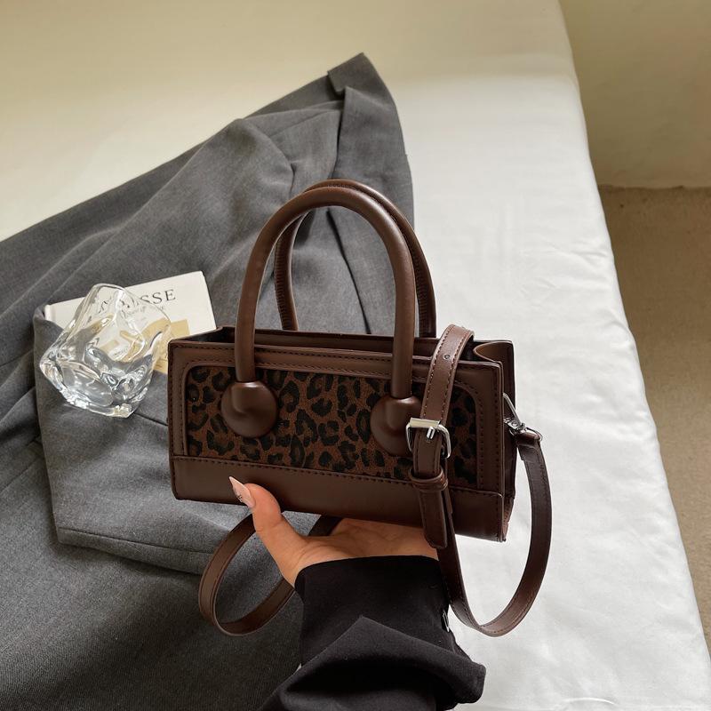 2025 осень новая мода нишевый тренд ретро леопардовый принт маленькая квадратная сумка женская высокая ценность сумка-мессенджер для通勤 женщин темно-коричневого
2025 осень новая мода нишевый тренд ретро леопардовый принт маленькая квадратная сумка женская высокая ценность сумка-мессенджер для通勤 женщин темно-коричневого