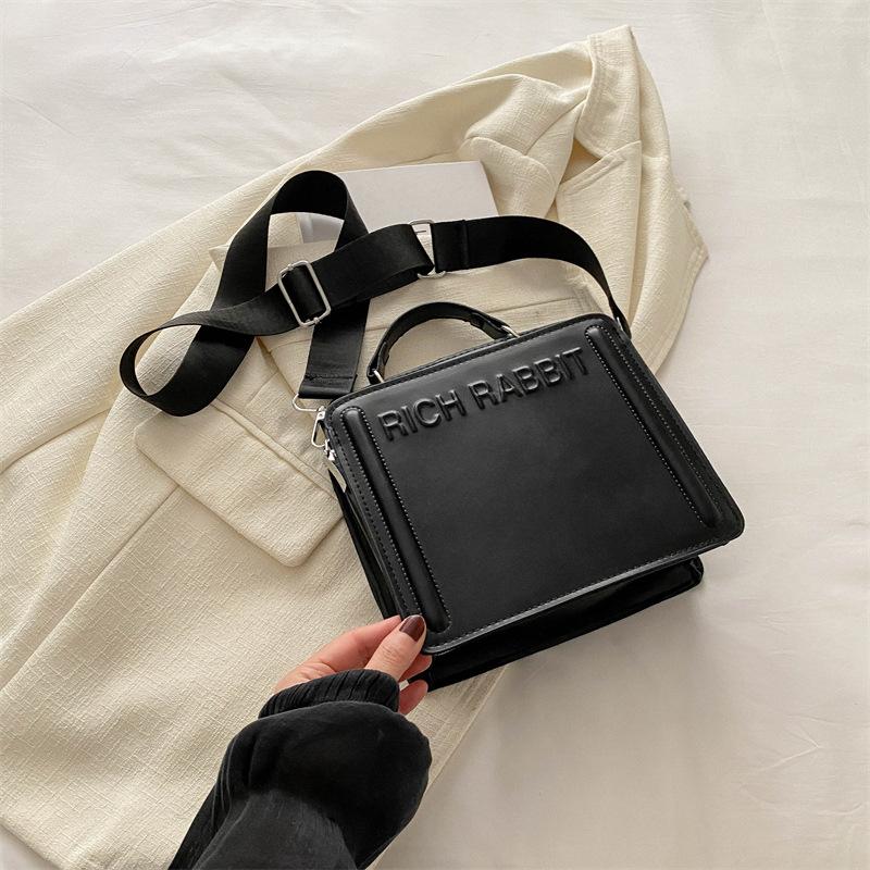2024 весна новая простая повседневная женская сумка модная сумка через плечо сумка-мессенджер простая модная маленькая квадратная сумка чёрный
2024 весна новая простая повседневная женская сумка модная сумка через плечо сумка-мессенджер простая модная маленькая квадратная сумка чёрный