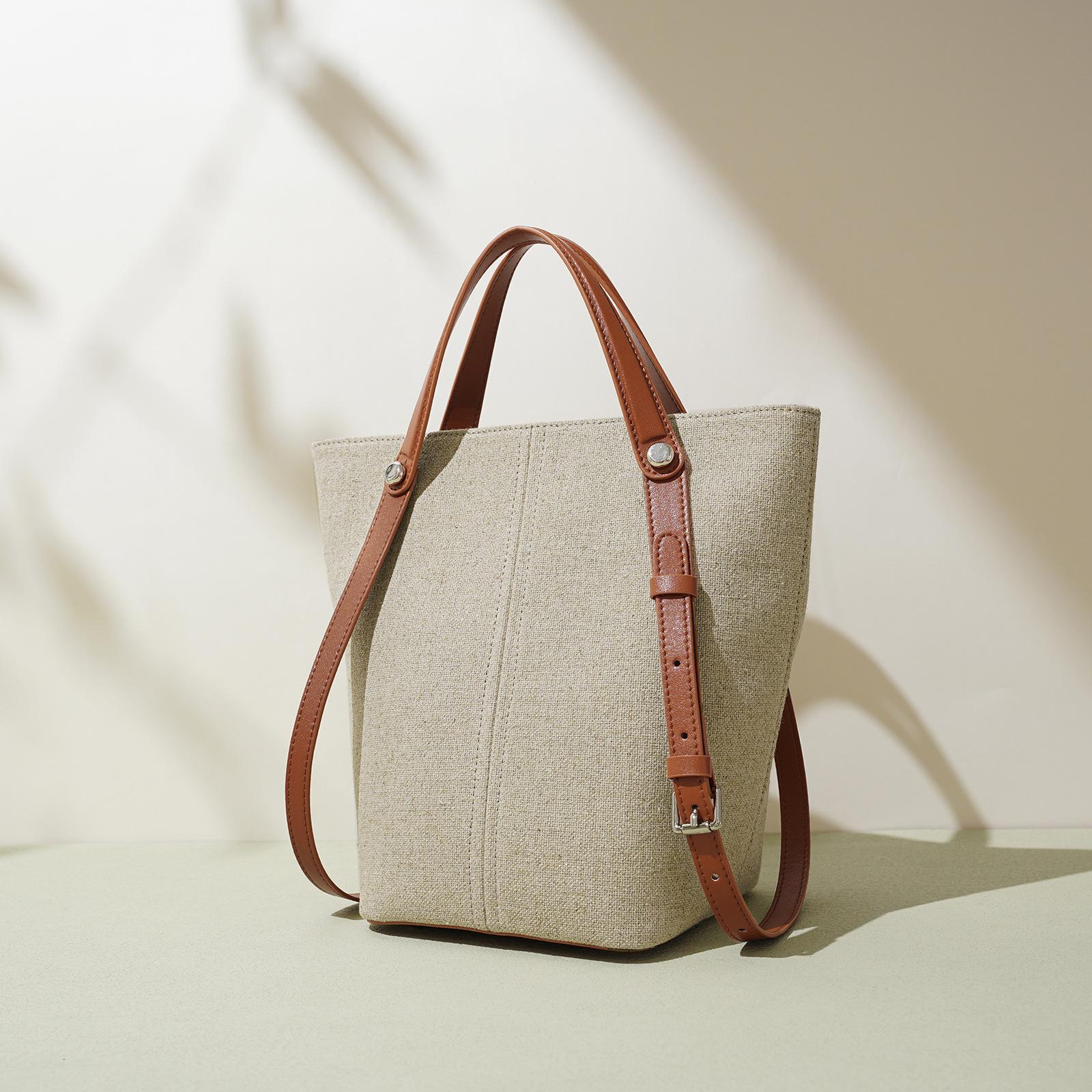2025 new niche design shoulder bag handbag retro large capacity high sense summer tote bag commuter
2025 new niche design shoulder bag handbag retro large capacity high sense summer tote bag commuter