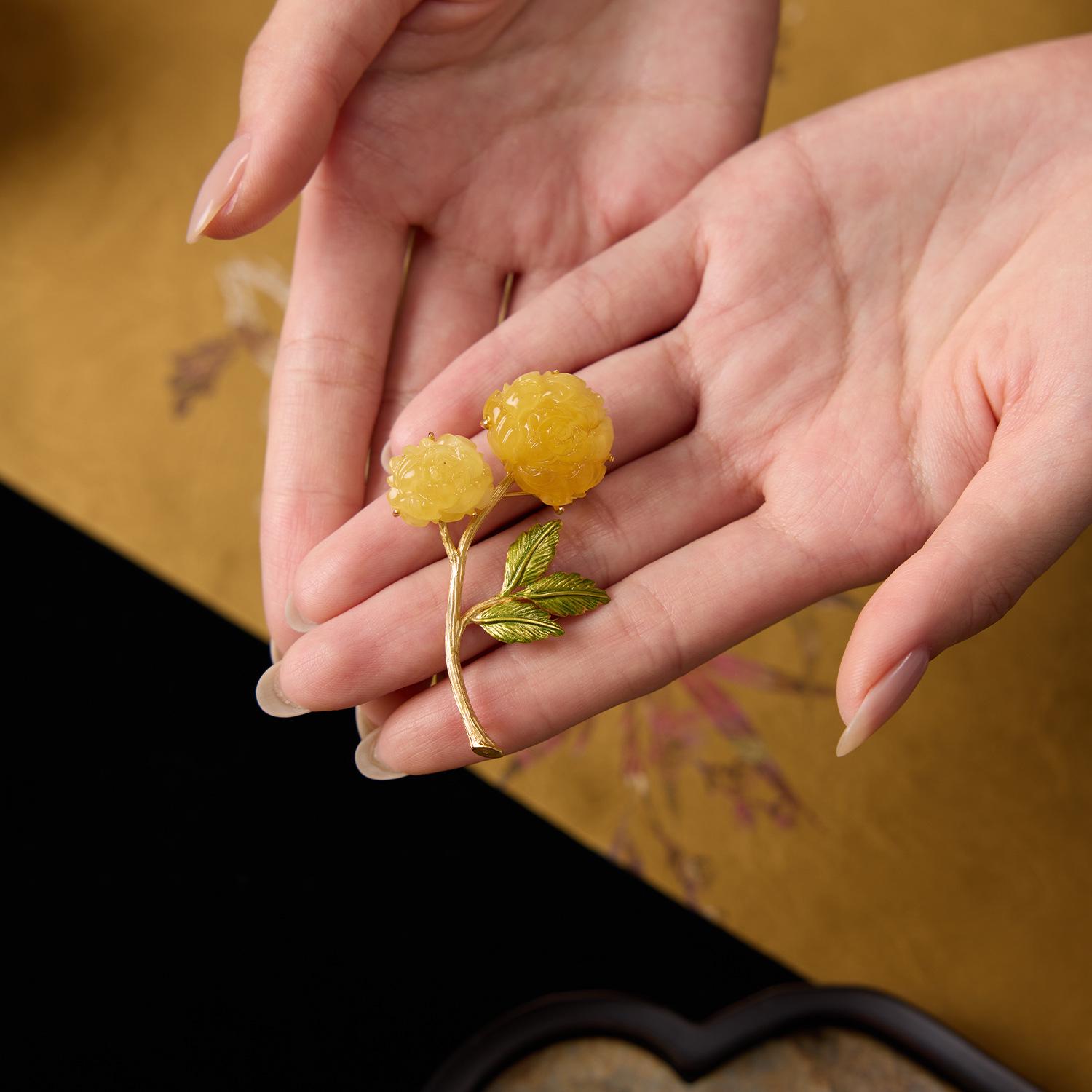 Peony Flower Brooch in Honey Amber: Elegant Chinese Style High-End Women s Accessory.
Peony Flower Brooch in Honey Amber: Elegant Chinese Style High-End Women s Accessory.