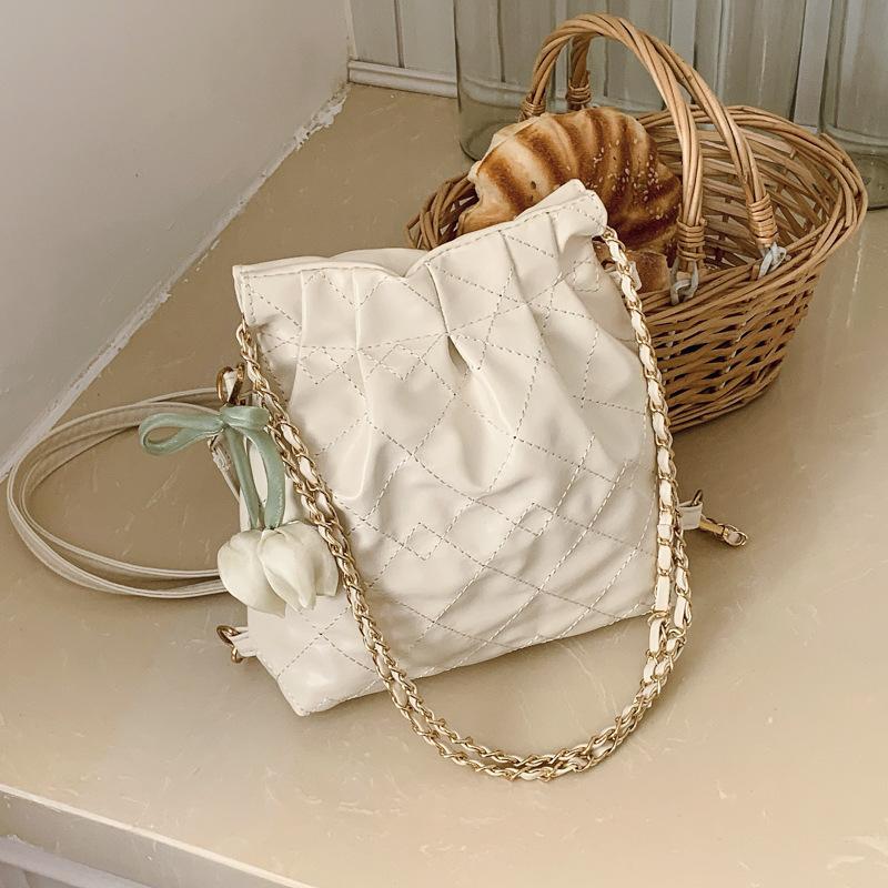 Модная плиссированная маленькая квадратная сумка для ручной носки женская 2025 весна новая корейская версия простая наплечная сумка высокого класса сумка-ведро женская
Модная плиссированная маленькая квадратная сумка для ручной носки женская 2025 весна новая корейская версия простая наплечная сумка высокого класса сумка-ведро женская