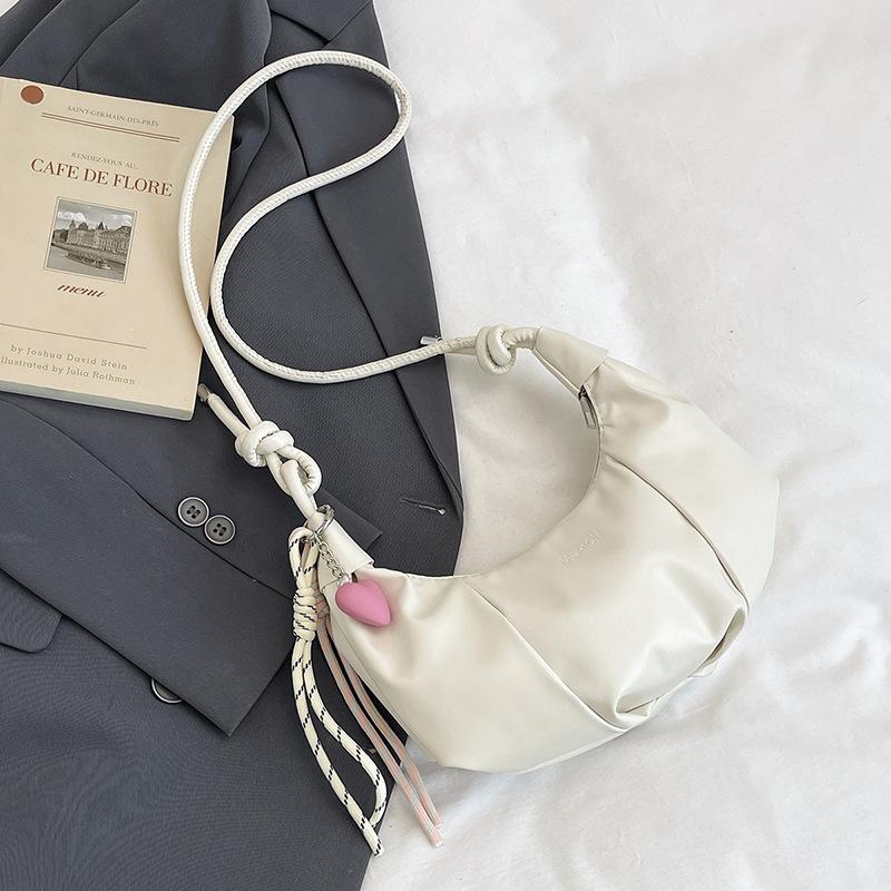 Простая однотонная весенне-летняя новая сумка-пельмень, сумка-круассан, нишевый дизайн, легкая на плечо, подмышку, сумка-мессенджер no pendant белый
Простая однотонная весенне-летняя новая сумка-пельмень, сумка-круассан, нишевый дизайн, легкая на плечо, подмышку, сумка-мессенджер no pendant белый