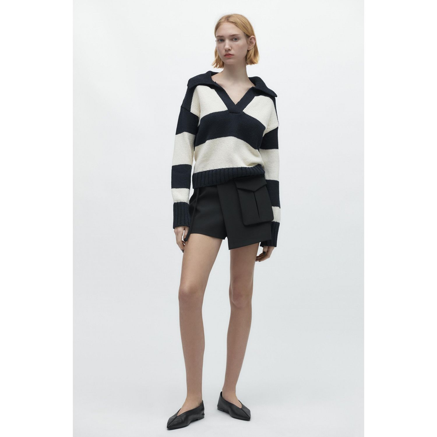 POINTED LEATHER MINIMALIST BALLET FLATS
POINTED LEATHER MINIMALIST BALLET FLATS