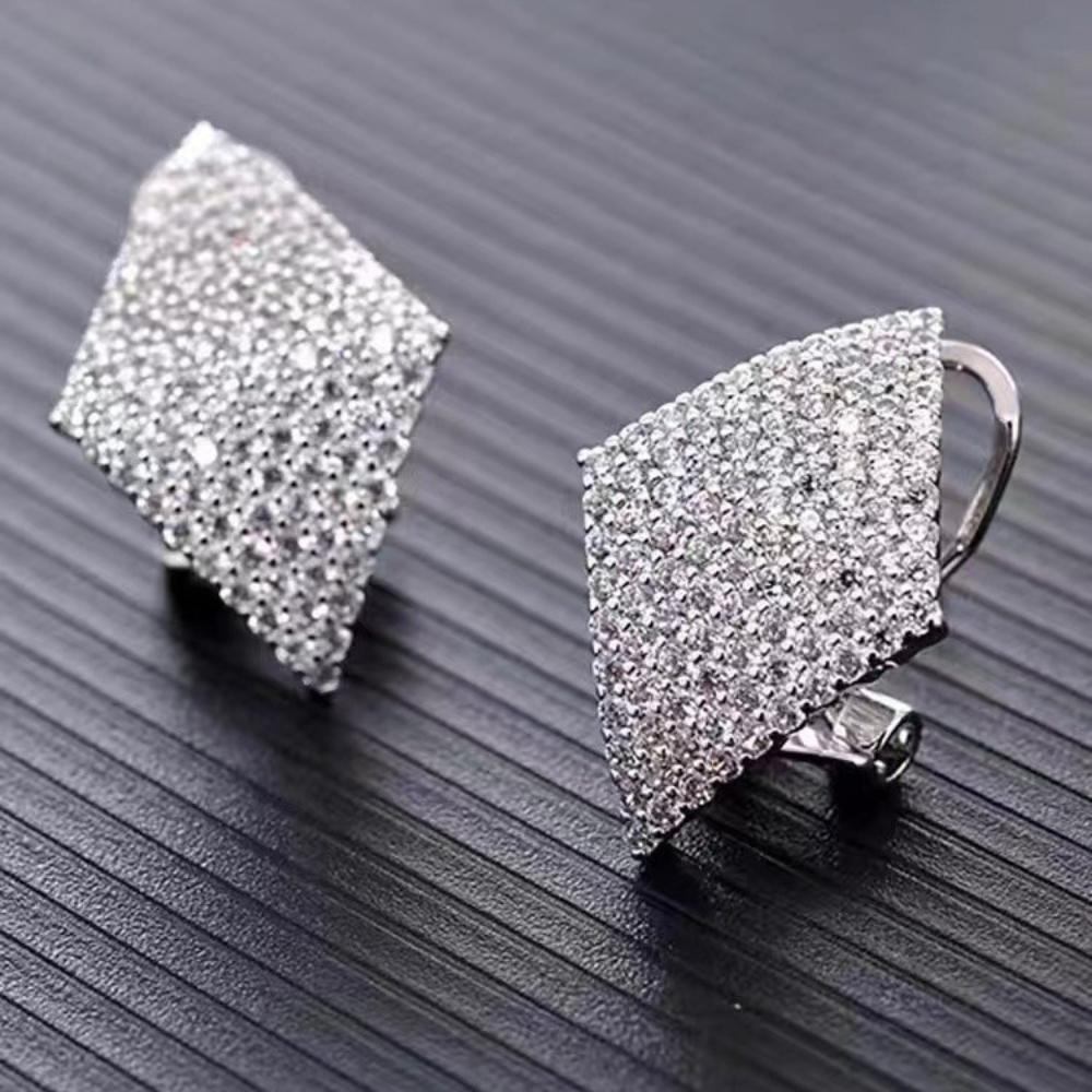 Geometric diamond-shaped fashionable and simple earrings, super shiny and eye-catching design earrings
Geometric diamond-shaped fashionable and simple earrings, super shiny and eye-catching design earrings