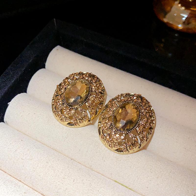 Vintage medieval silver needle oval diamond stud earrings court style retro earrings high sense commuter temperament earrings
Vintage medieval silver needle oval diamond stud earrings court style retro earrings high sense commuter temperament earrings