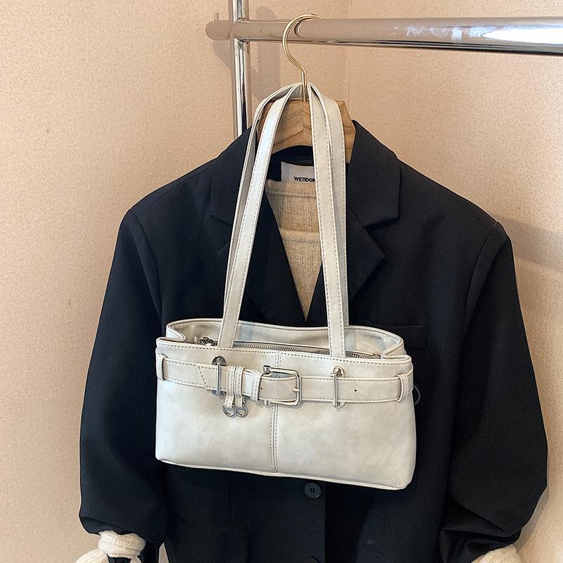 Korean niche design high-end retro locomotive style underarm bag fashionable shoulder women s bag baguette bag 32*9*16
Korean niche design high-end retro locomotive style underarm bag fashionable shoulder women s bag baguette bag 32*9*16