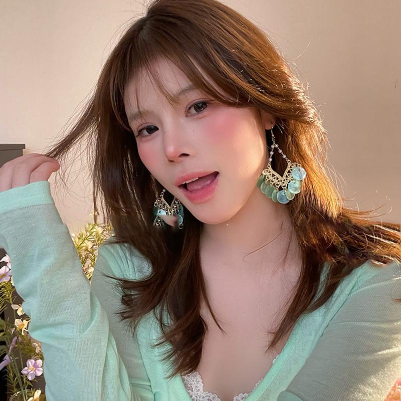 Pearl round shell fringed earrings retro light luxury high-end ear hook temperament versatile niche earrings women
Pearl round shell fringed earrings retro light luxury high-end ear hook temperament versatile niche earrings women
