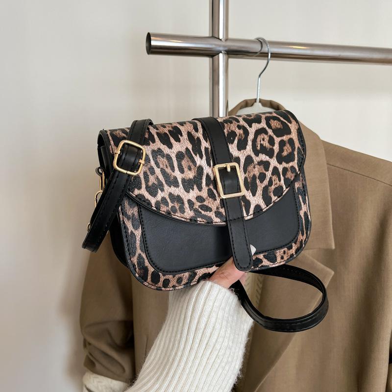 Niche trend leopard print new texture fashion design sense messenger bag women s high-end foreign style light luxury shoulder bag чорний
Niche trend leopard print new texture fashion design sense messenger bag women s high-end foreign style light luxury shoulder bag чорний
