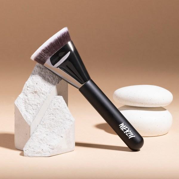Merge the Airy Fitting Foundation Brush, Black, 1 piece, the most popular beauty accessory in Korea
Merge the Airy Fitting Foundation Brush, Black, 1 piece, the most popular beauty accessory in Korea
