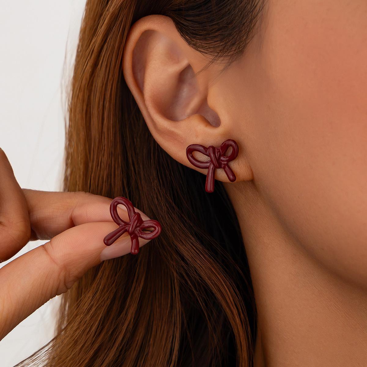 Серьги-цветы из сплава винно-красного цвета в европейско-американском стиле с бантом
Серьги-цветы из сплава винно-красного цвета в европейско-американском стиле с бантом