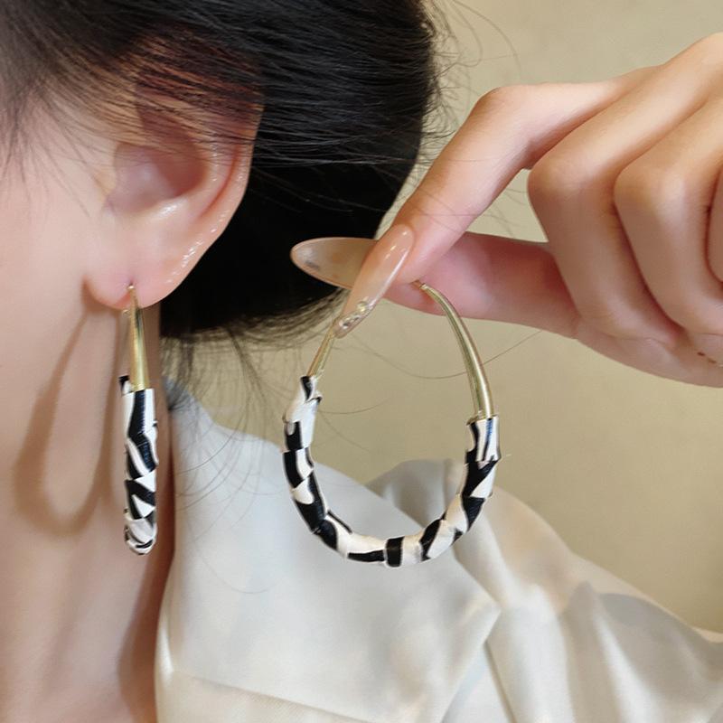 European and American retro leopard print leather earrings femininity advanced sense exaggerated personality earrings autumn and winter versatile
European and American retro leopard print leather earrings femininity advanced sense exaggerated personality earrings autumn and winter versatile