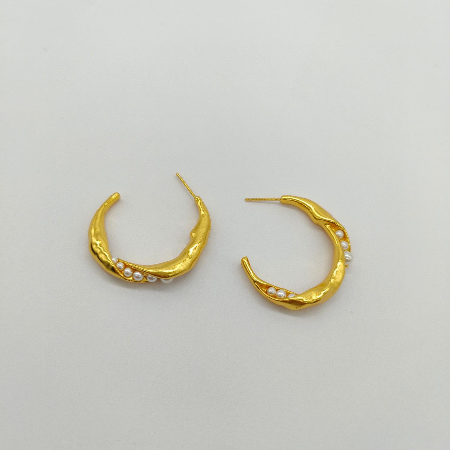2023 Retro European & American Style Pearl Crescent Brass Half-Hoop Earrings with Gold Button золотой
2023 Retro European & American Style Pearl Crescent Brass Half-Hoop Earrings with Gold Button золотой
