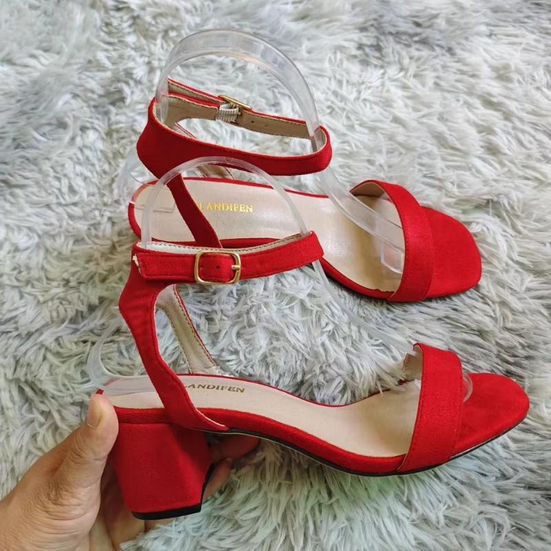 Женские босоножки 2025 года, летние сексуальные туфли с открытым носком на квадратном каблуке, туфли-лодочки с пряжкой на щиколотке, толстый каблук, вечернее платье, свадебные туфли 42 красный
Женские босоножки 2025 года, летние сексуальные туфли с открытым носком на квадратном каблуке, туфли-лодочки с пряжкой на щиколотке, толстый каблук, вечернее платье, свадебные туфли 42 красный