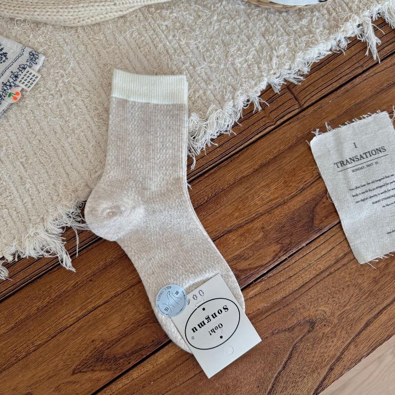 Women s Autumn Color Matching Micro Pressed Boneless Tube Pile Socks 1 pair
Women s Autumn Color Matching Micro Pressed Boneless Tube Pile Socks 1 pair