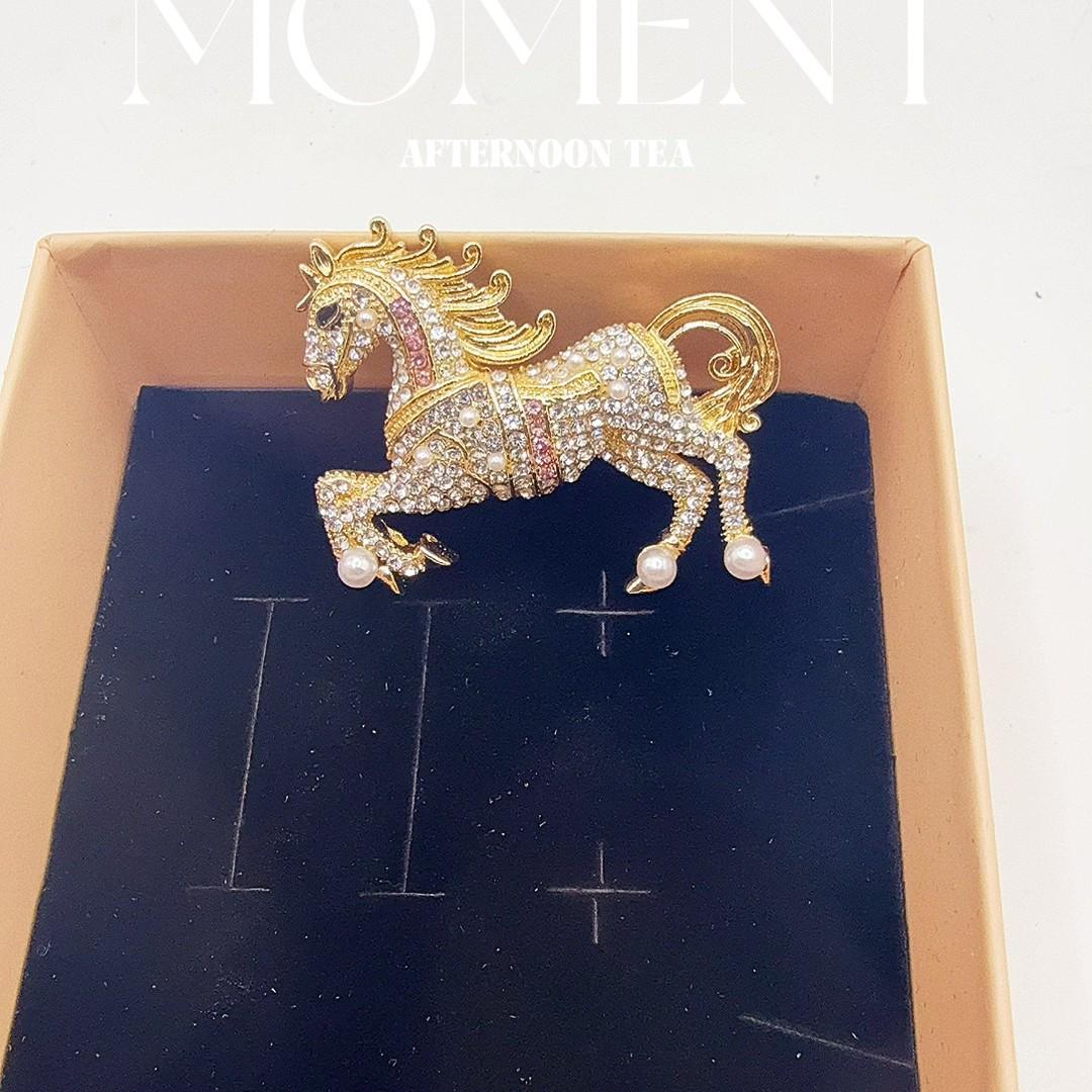 Zodiac Horse Brooch: Premium Rhinestone & Pearl Pin for Autumn/Winter Coats - Luxury Corsage Accessory with Twelve Zodiac Signs золотой
Zodiac Horse Brooch: Premium Rhinestone & Pearl Pin for Autumn/Winter Coats - Luxury Corsage Accessory with Twelve Zodiac Signs золотой