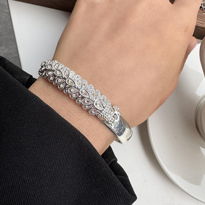 New Chinese-style Peacock Carved 925 Sterling Silver Fashion Popula Animal Phoenix Tail Opening Bracelets TYB602 срібний
New Chinese-style Peacock Carved 925 Sterling Silver Fashion Popula Animal Phoenix Tail Opening Bracelets TYB602 срібний